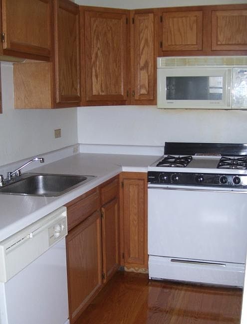 1st image of 832 W Buena Ave