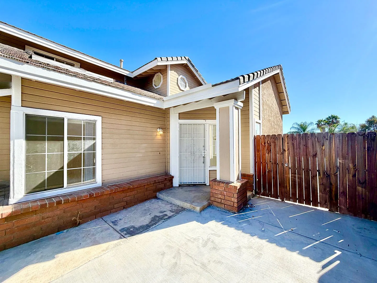 Spacious 4 Bedroom 3 Bathroom Home with 3-Car Garage & Massive Backyard! — Photo 4