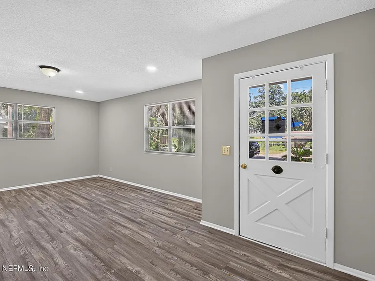 417 S Pine Ave — Photo 6