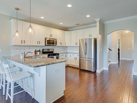 5th image of 445 Irvine Ln