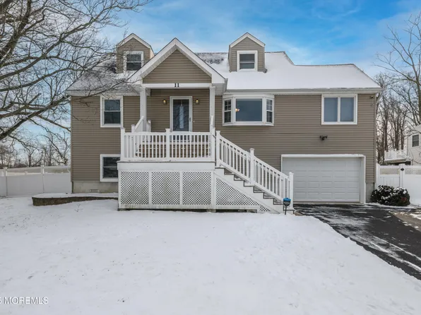 11 Pinehurst Avenue, Port Monmouth, NJ 07758