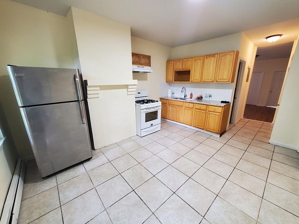 1st image of 148 S 10th St Floor 1