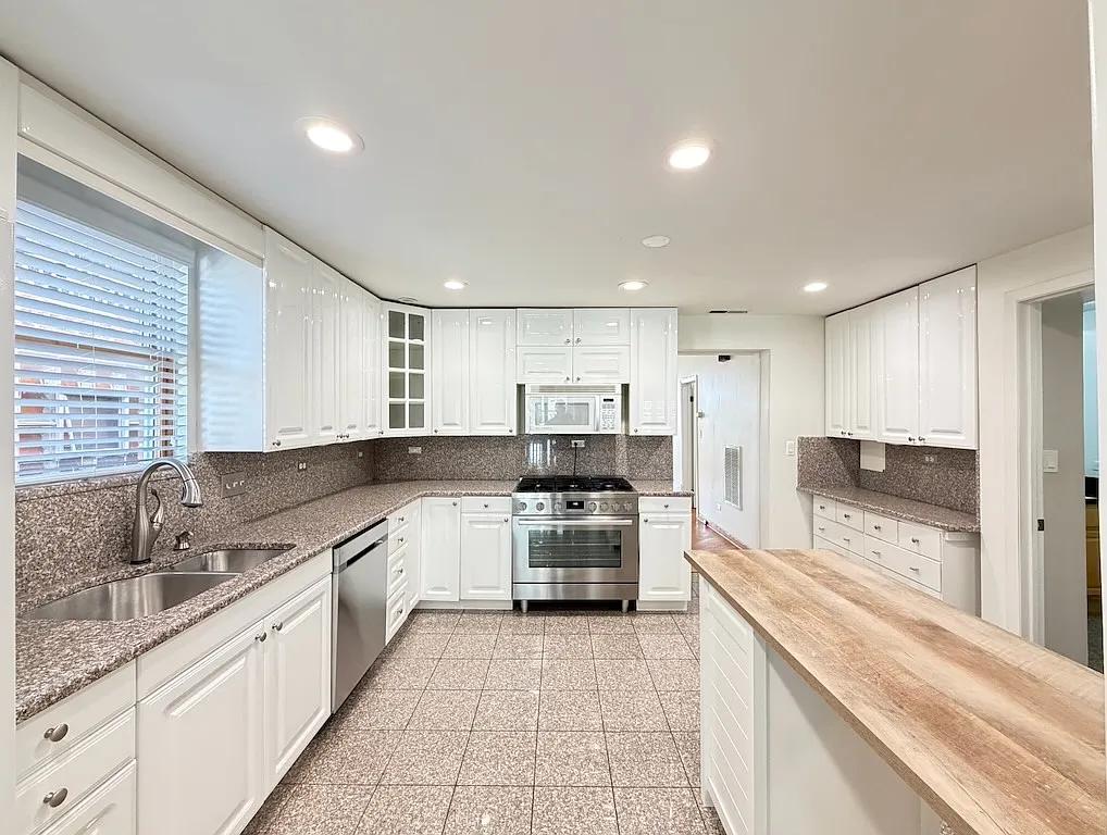 Appealing 2 Bed, 1 Bath at Superior + Rockwell (Ukrainian Village) — Photo 3