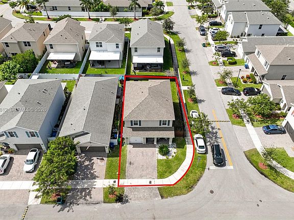 4th image of 572 NE 6th Pl
