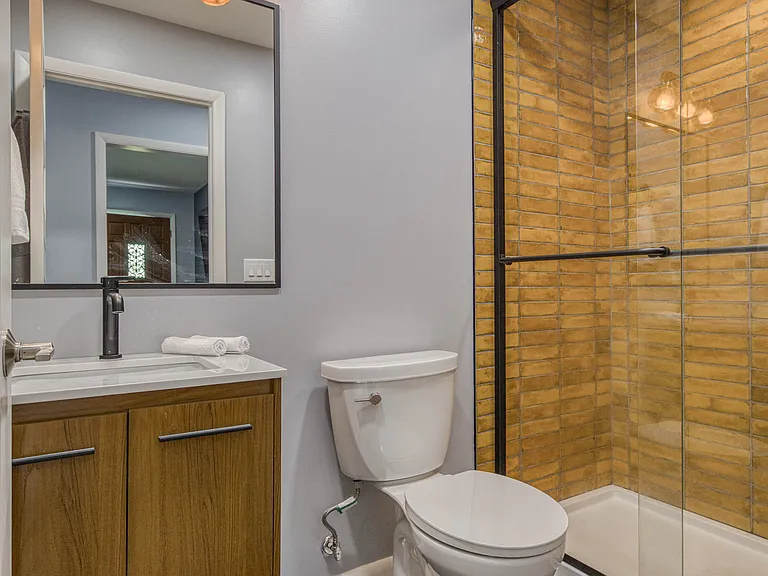 214 Howard St — Photo 13