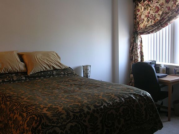 MASTER BEDROOM W/WALK IN CLOSET