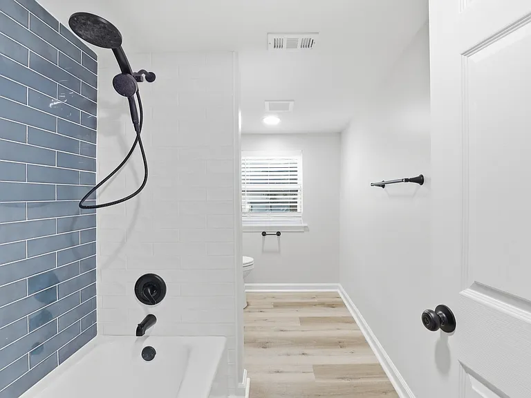 1009 W 52nd St — Photo 17