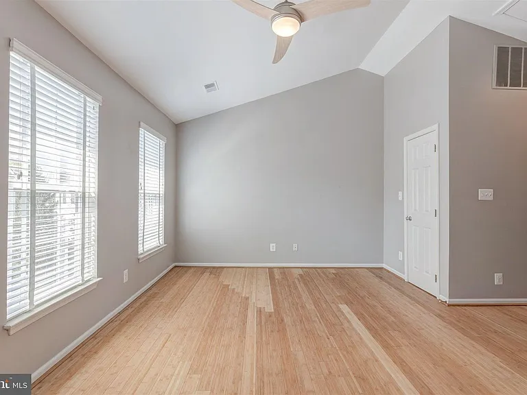 5140 Donovan Dr — Photo 16