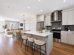10 W Lucas Close NW, Calgary, AB T3P 1Z5
