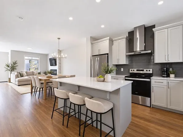 10 W Lucas Close NW, Calgary, AB T3P 1Z5