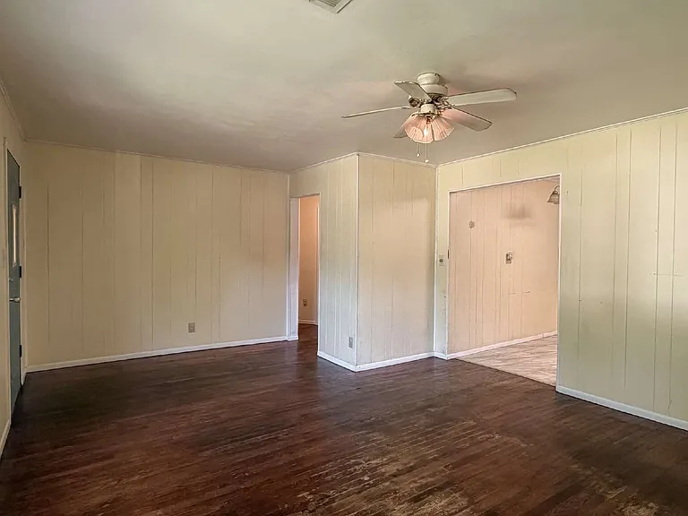 220 S Arrington Dr — Photo 2