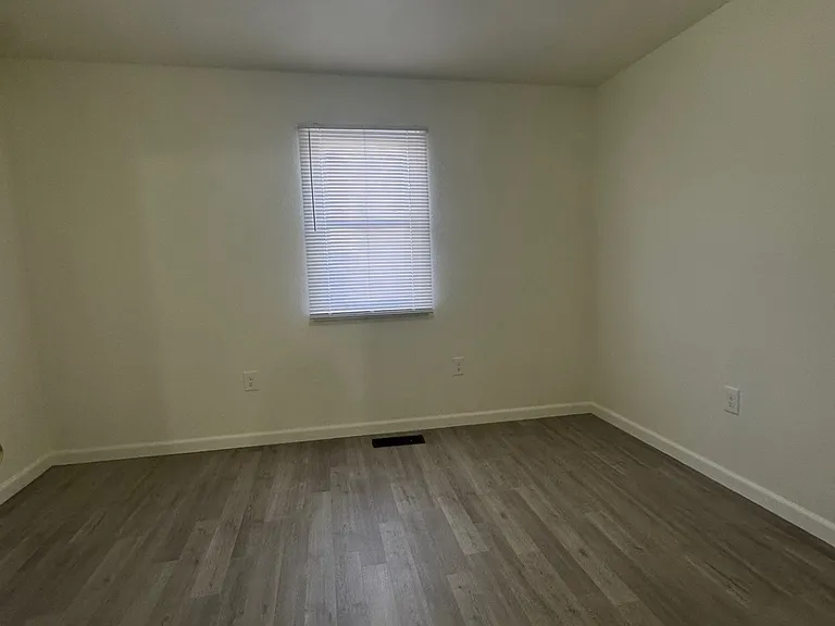 502 Troy Ave — Photo 8