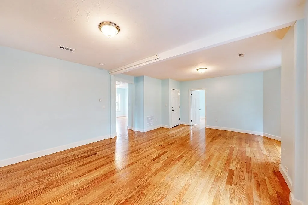 3 bed, 1.0 bath, 1324 sqft, $2,850 — Photo 4