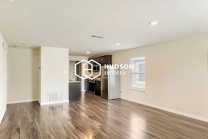 3 bed, 2.0 bath, 1090 sqft, $1,349 — Photo 4