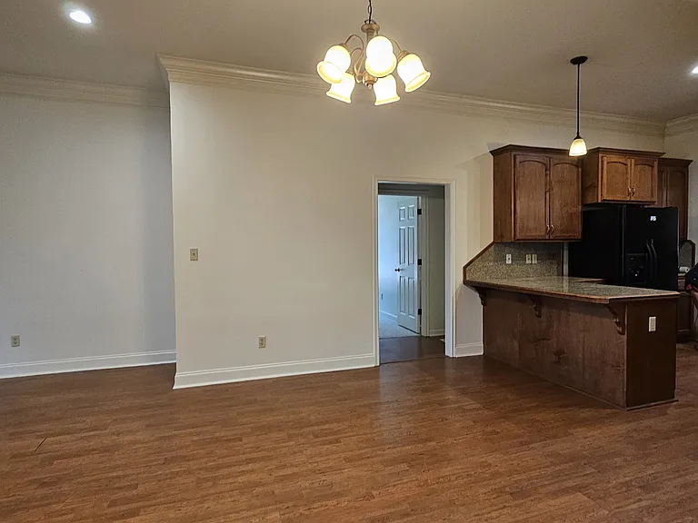 Dining area & breakfast bar