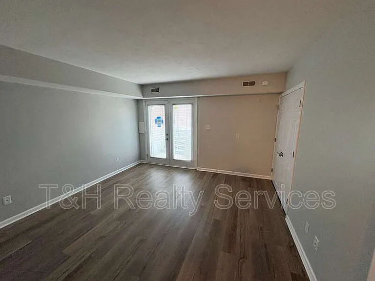 516 Lockerbie Cir N — Photo 4