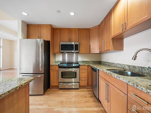 4th image of 20 Livingston Ave Unit 404