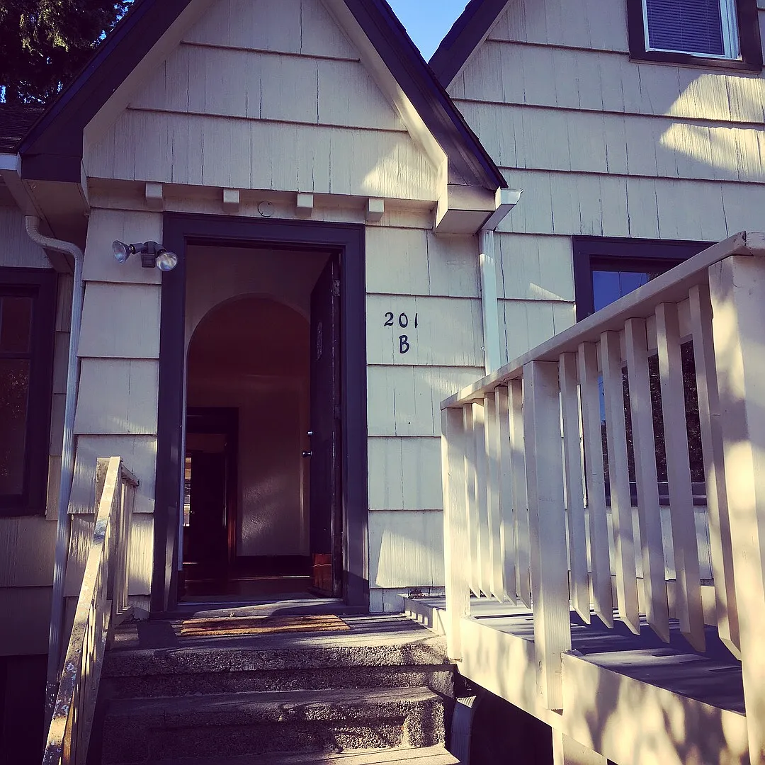 3 bed, 800 sqft, $2,350 — Photo 1
