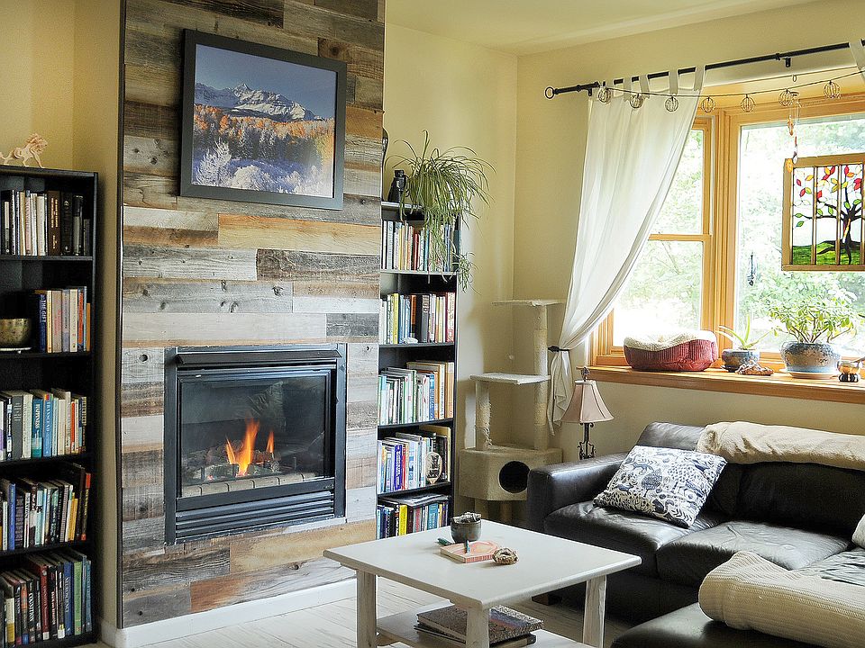 Living Area w/ Gas Fireplace