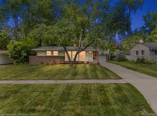 29447 Spring Hill Dr, Southfield, MI 48076