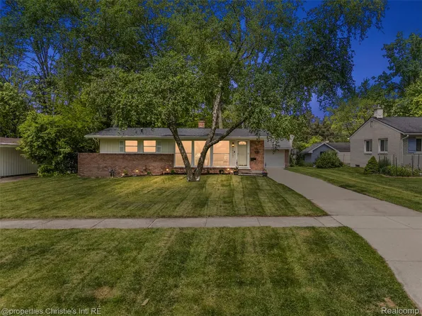 29447 Spring Hill Dr, Southfield, MI 48076