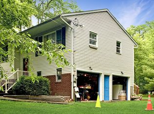 141 Hillview Pl, Shohola, PA 18458