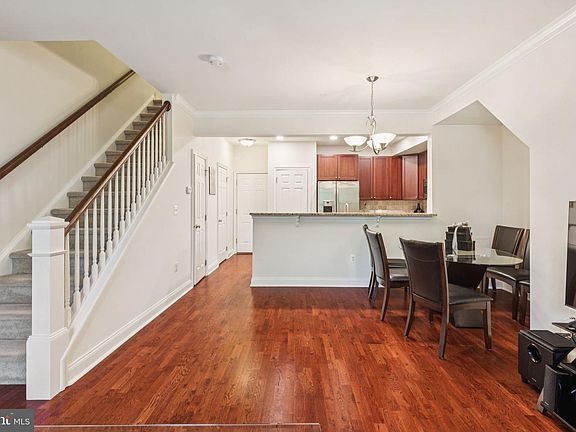 5th image of 105 Commodore Ct