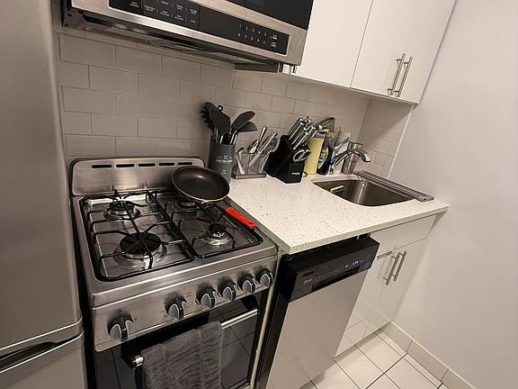 5th image of 155 E 34th St APT 6K