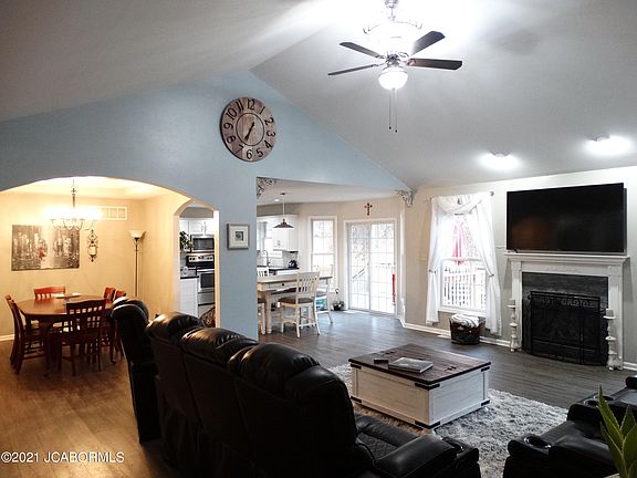 3rd image of 924 Amethyst Ln