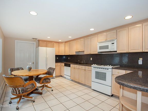 3rd image of 209 Serpentine Ln