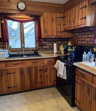 5th image of 930 Hill St