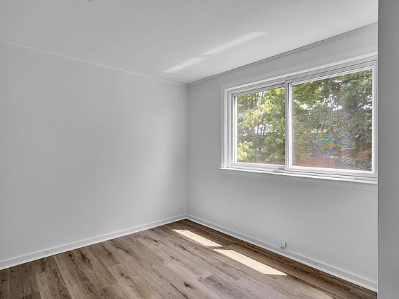 3rd image of 466 Riverbend Dr