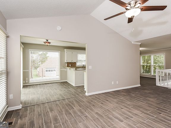 3rd image of 17 Stonecreek Dr