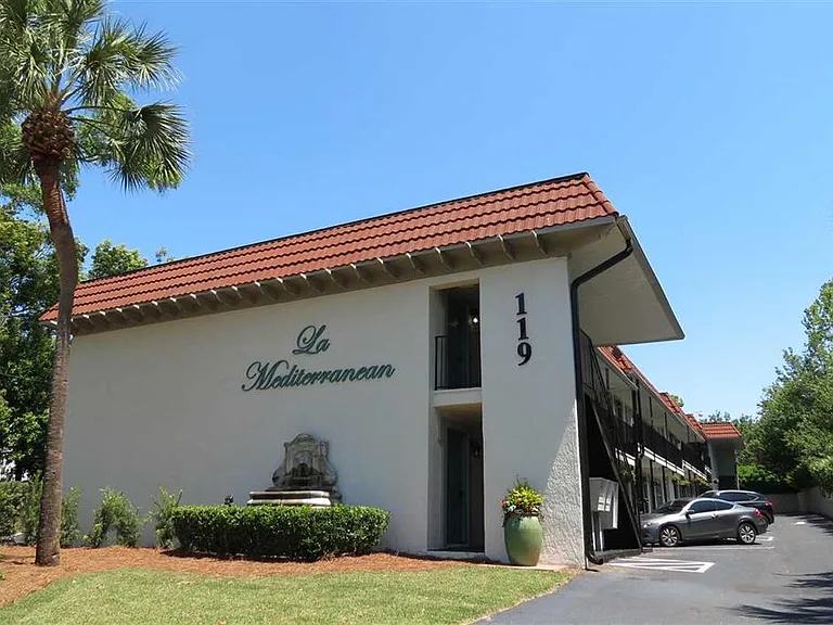 La Mediterranean Apartments — Photo 2