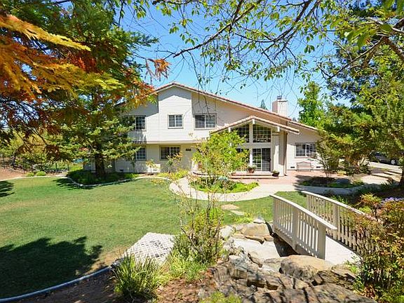 Entrance with waterfall