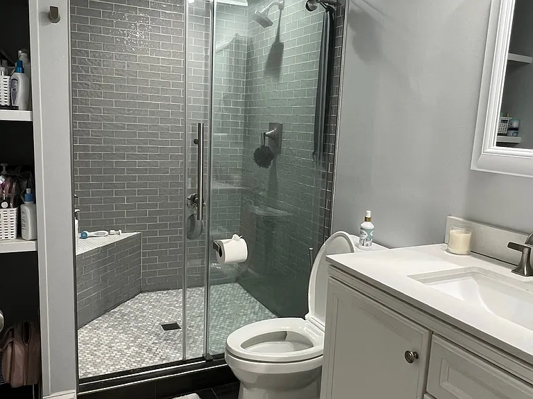 Upstairs full bathroom