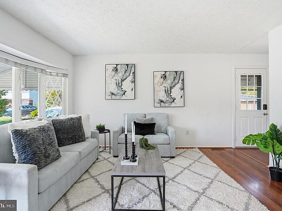 4th image of 132 Janelin Ct