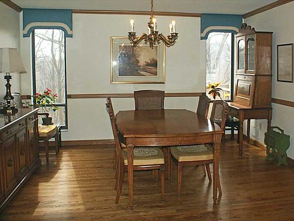 3rd image of 3215 Hawthorne Ct