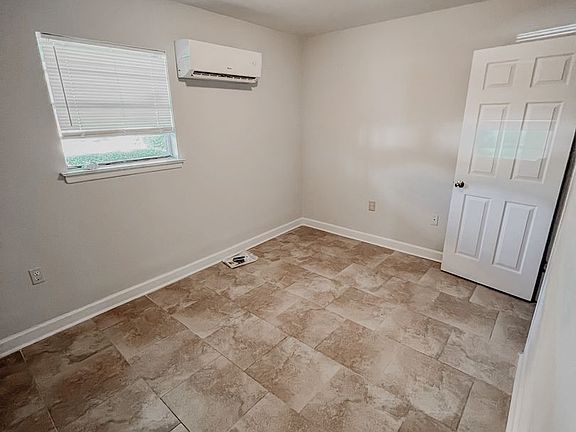 4th image of 701 Oaklawn St #6