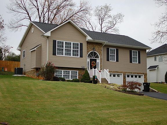 2nd image of 2038 Bridle Ln