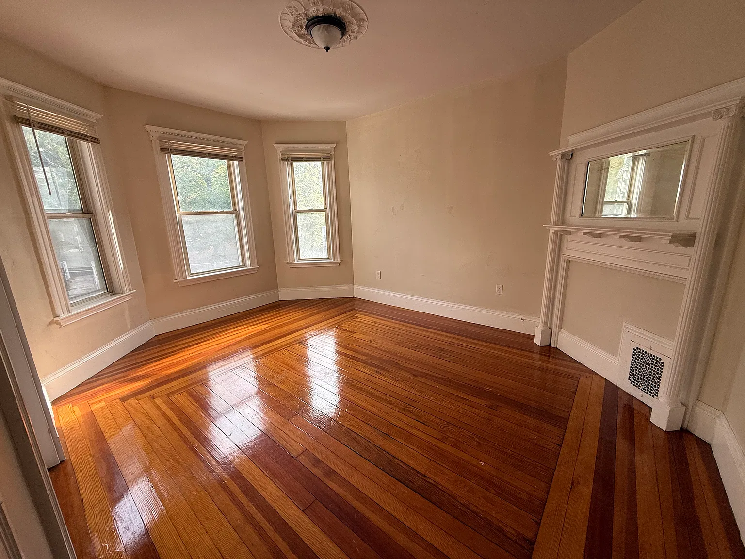 4 bed, 1325 sqft, $3,600 — Photo 2
