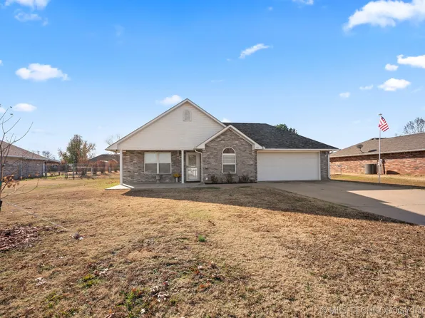 508 E 9th St, Grove, OK 74344