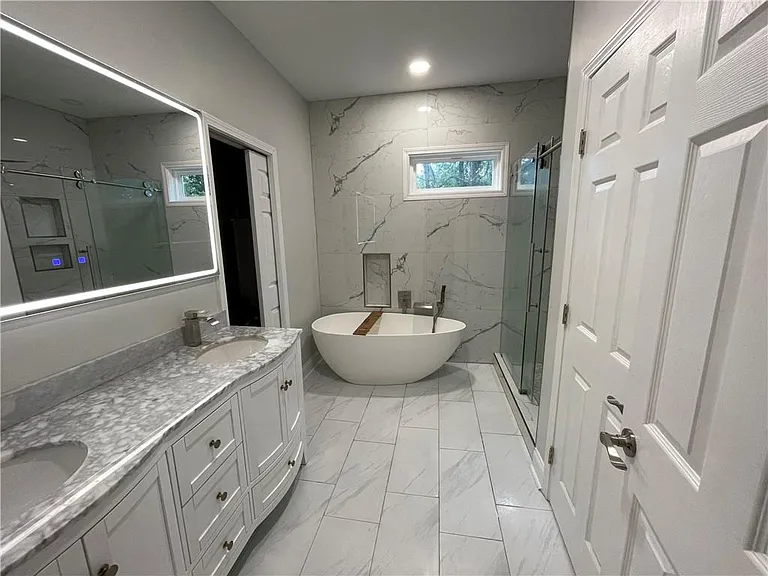 658 Darlington Cir NE — Photo 4