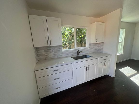 3rd image of 519 S Washington St #1/2