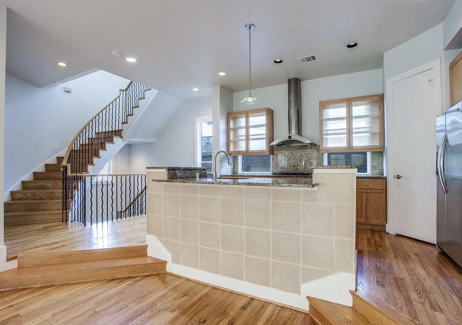Luxury 3-Bedroom Townhome in Oak Lawn 3805 Holland Ave, Dallas, TX 75219 — Photo 4