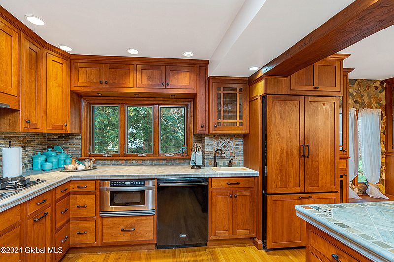 3rd image of 2381 Algonquin Road