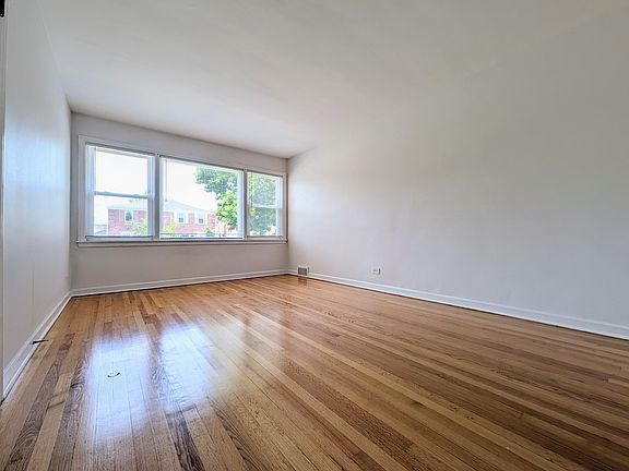 2nd image of 5311 N California Ave APT 1N