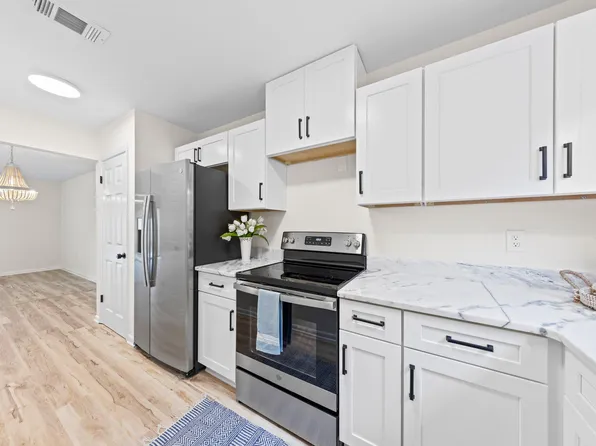 38 11th St APT 107, Shalimar, FL 32579