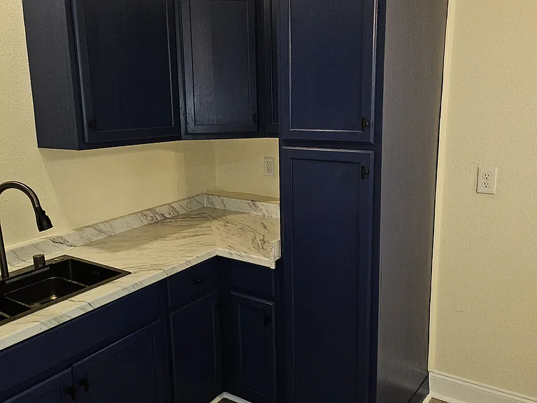 1025 Avenue E — Photo 13