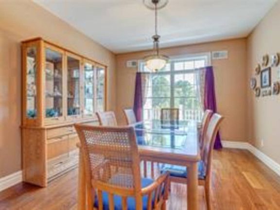 5th image of 9 Wynthrop Manor Dr